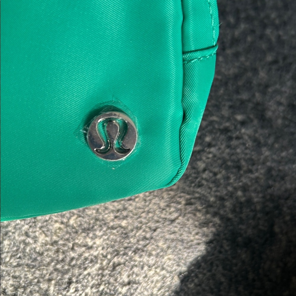 Lululemon NWT PARADISE Green belt bag. Silver hardware. - Picture 5 of 6